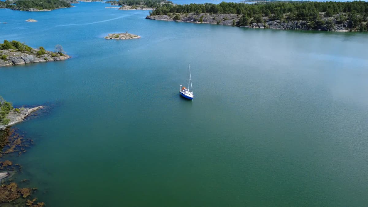 SY POTOSI vor Anker in einer Bucht