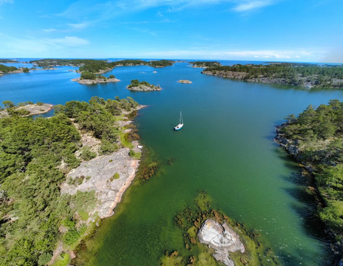 POTOSI vor Anker in einer Bucht